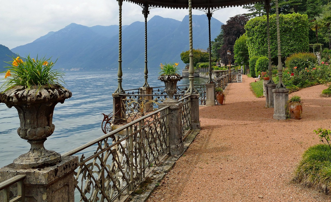 Jardins em terraços de uma villa histórica debruçados sobre o Lago de Como