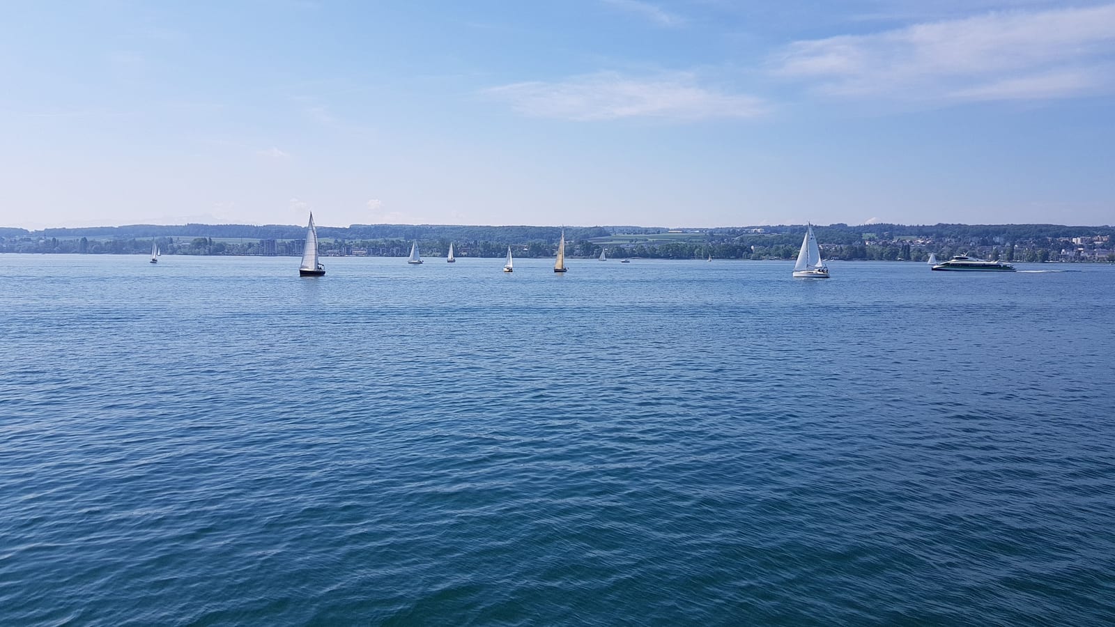 Veleiros navegando no Lago de Constança em um dia de verão