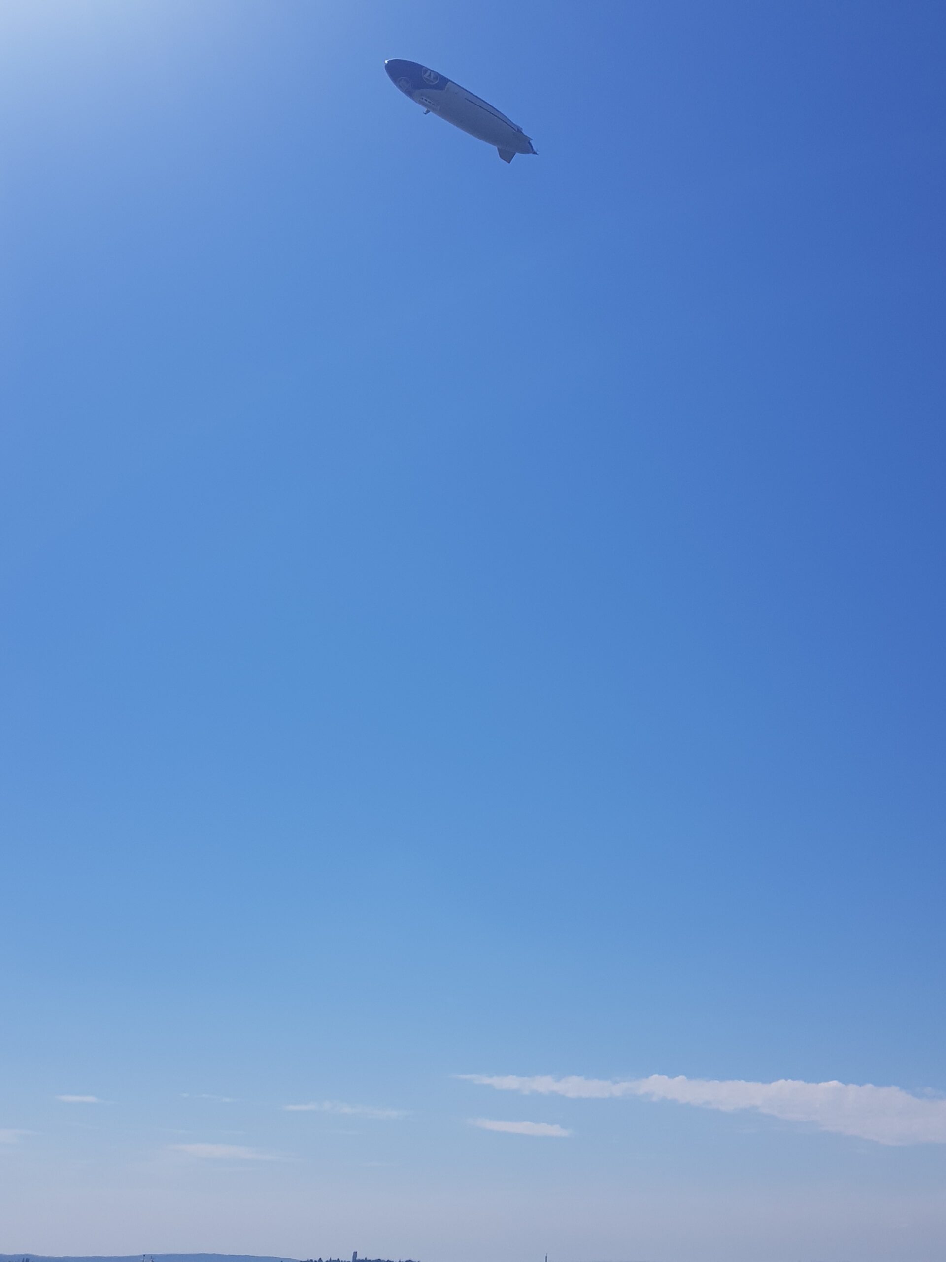 Dirigible Zeppelin sobre el Lago de Constanza, en Friedrichshafen