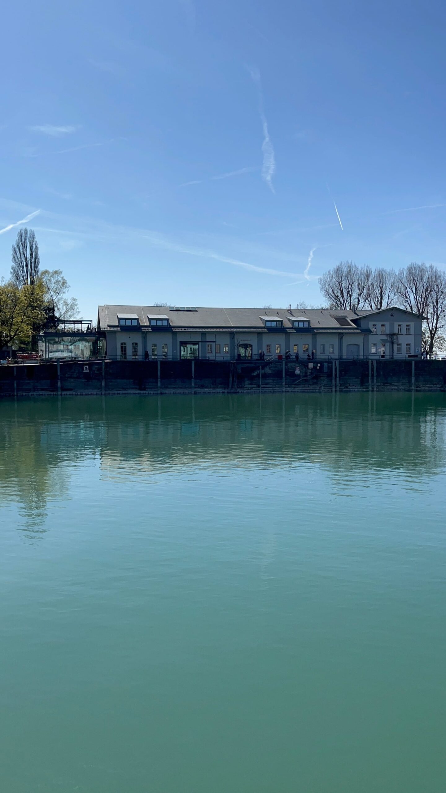 Edifício histórico de Lindau refletido nas águas do Lago de Constança