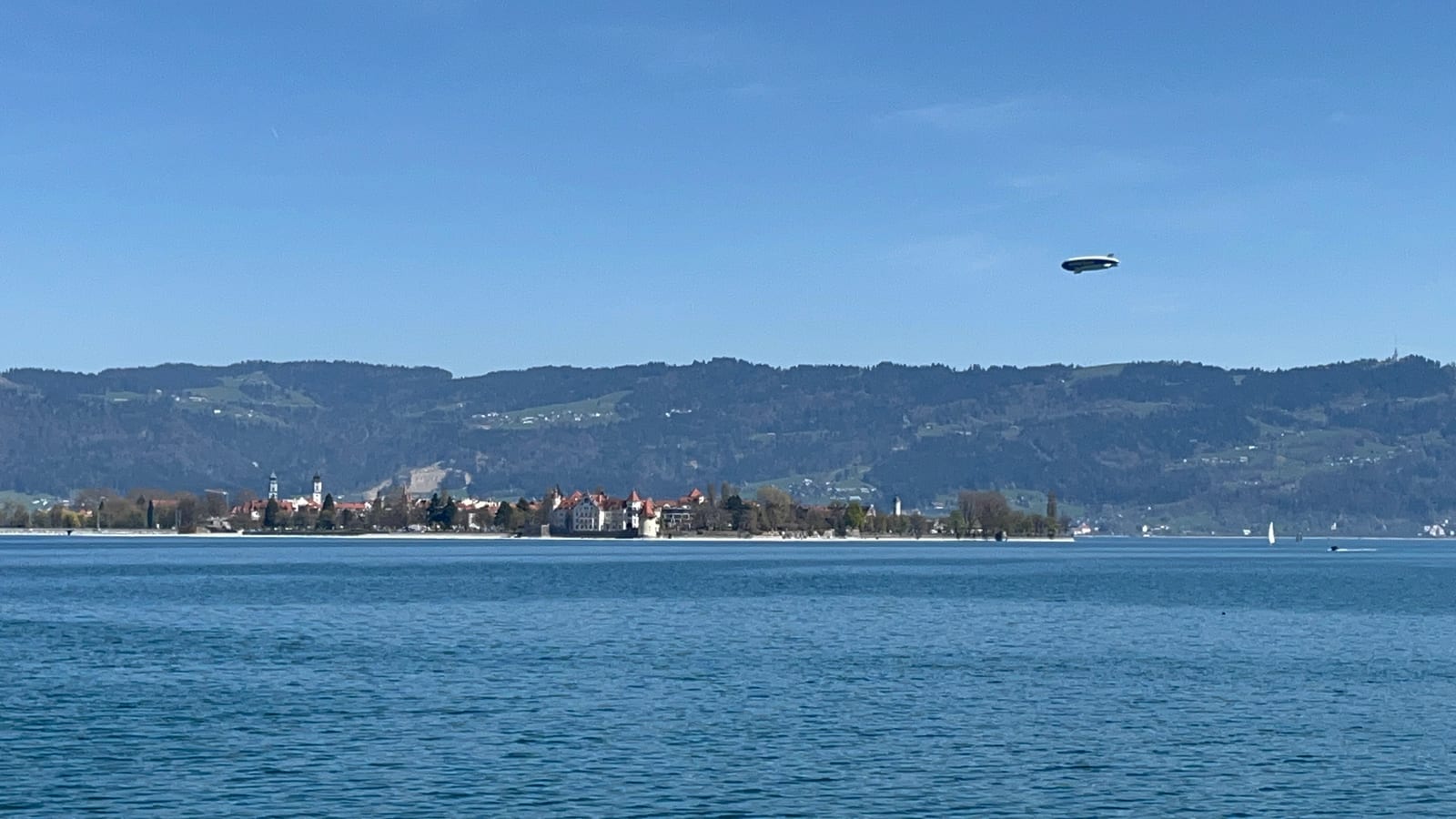Um dirigível Zeppelin sobrevoa a ilha de Lindau, no Lago de Constança