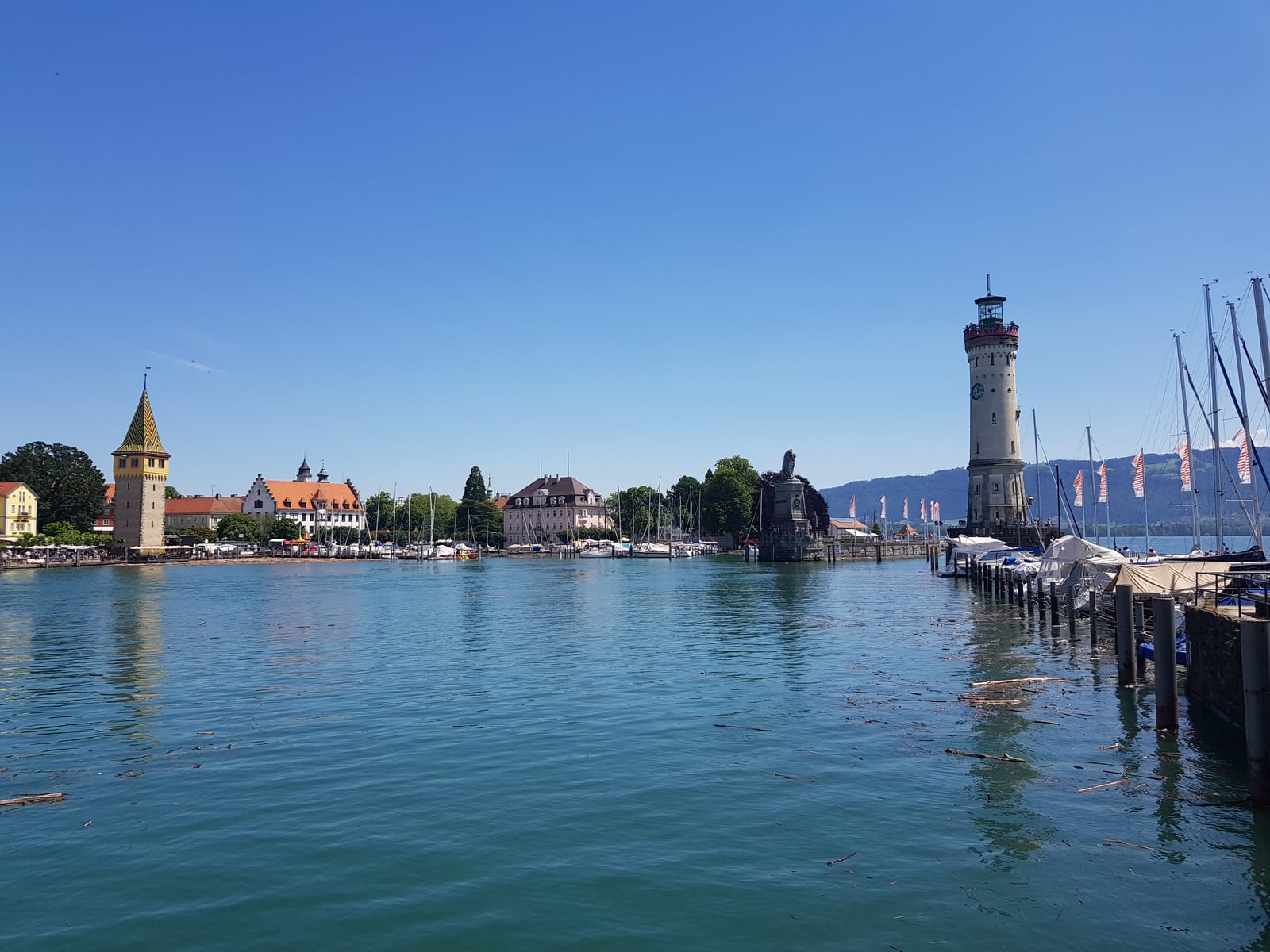 Porto e marina de Lindau com o farol e o Leão da Baviera