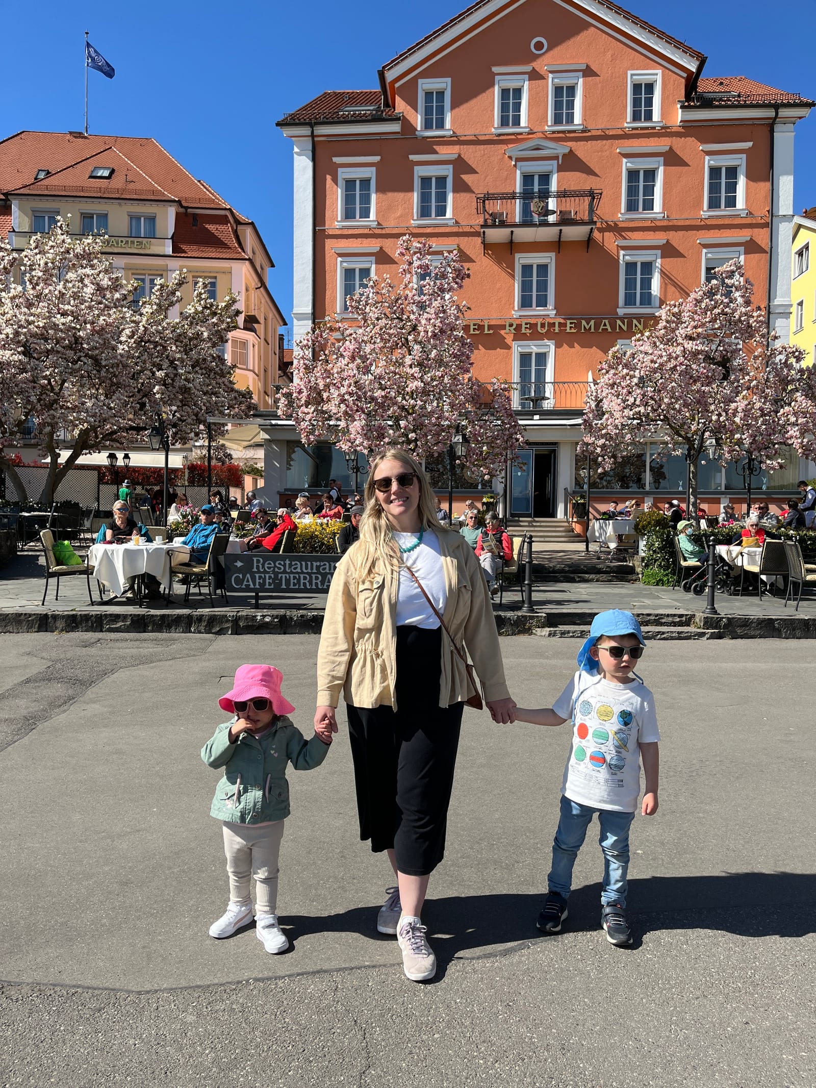 Praça de Lindau com cerejeiras floridas na primavera