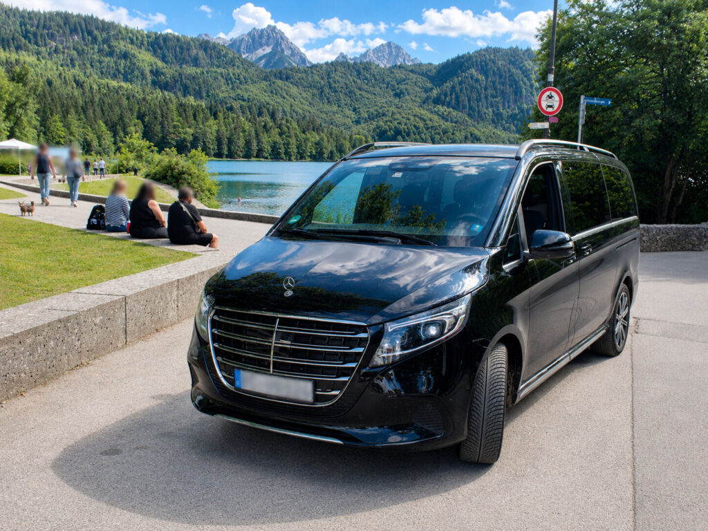 Mercedes Classe V da Viagem Alemanha no lago Alpsee, ao lado de Neuschwanstein