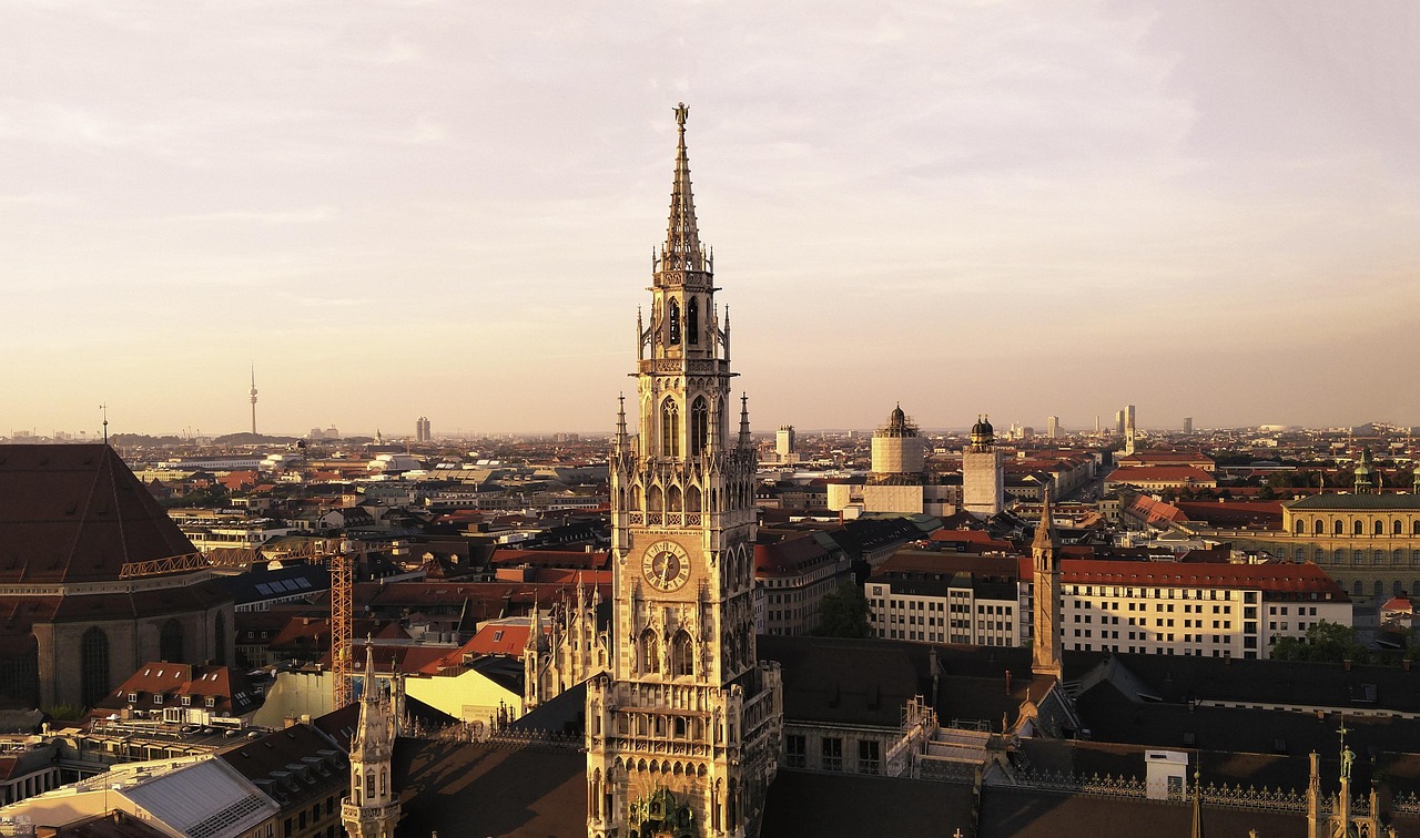 Marienplatz e a Câmara Municipal de Munique ao pôr do sol, na Baviera, Alemanha