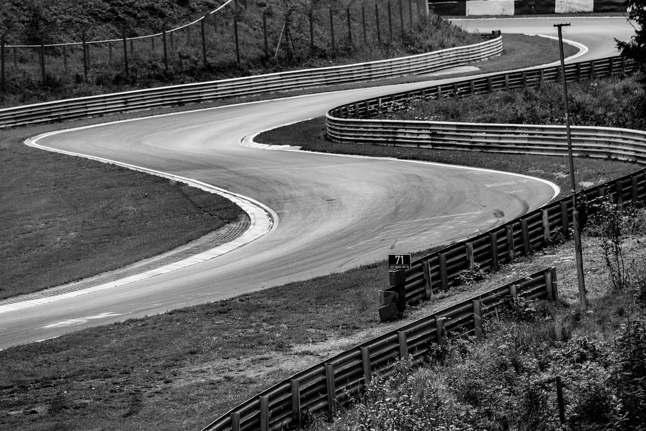 Traçado sinuoso do circuito de Nürburgring, cercado de floresta na região do Eifel