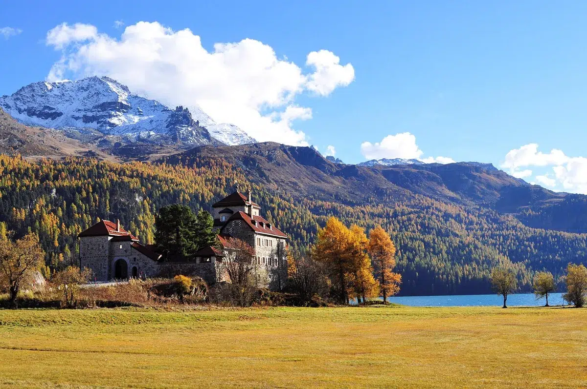 St. Moritz e a Engadina suíça, com picos nevados