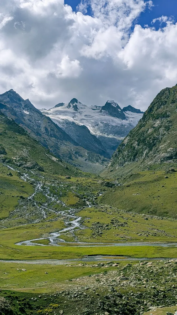 Vale alpino profundo com picos nevados no Tirol austríaco