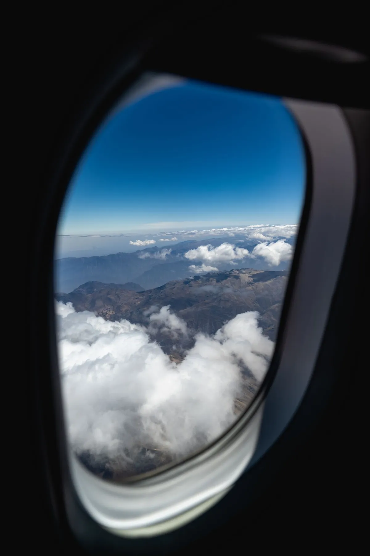 Vista das montanhas pela janela da cabine de um avião leve