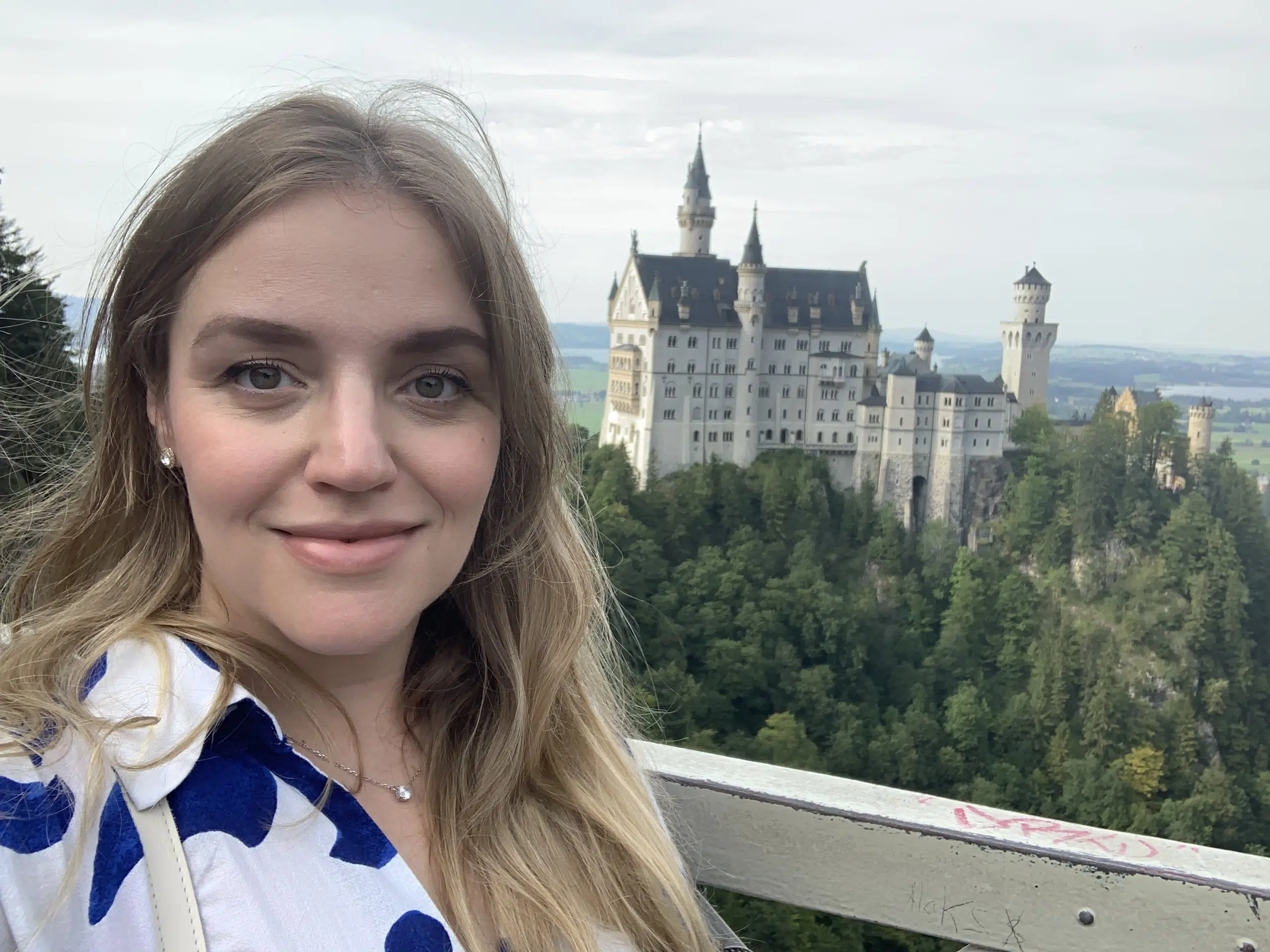 Rafaella, da Viagem Alemanha, sorrindo em frente ao Castelo de Neuschwanstein