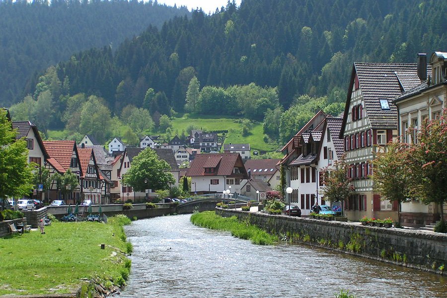 Casas em estilo enxaimel à beira do rio em Schiltach, vilarejo medieval da Floresta Negra.