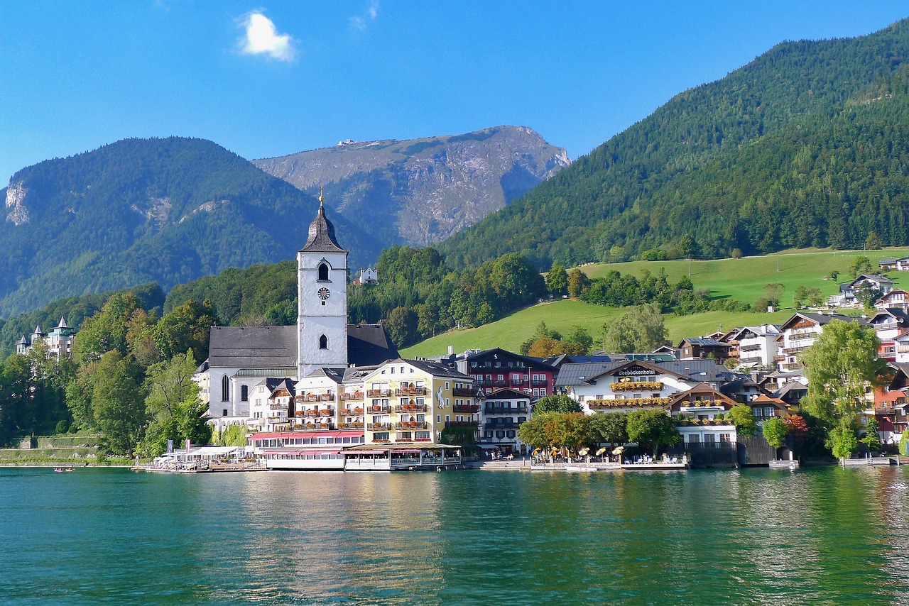 St. Wolfgang às margens do Wolfgangsee, com o Schafberg ao fundo