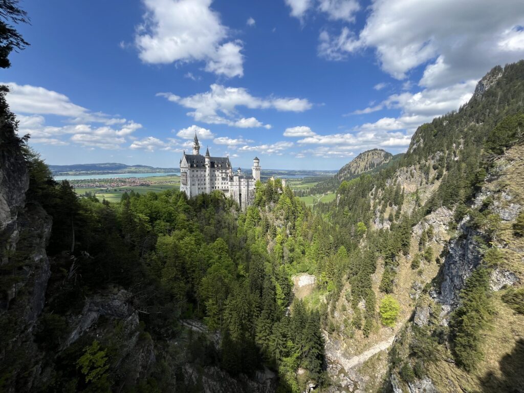 Castelo de Neuschwanstein nos Alpes da Baviera Castelo de Neuschwanstein visto do desfiladeiro, nos Alpes da Baviera