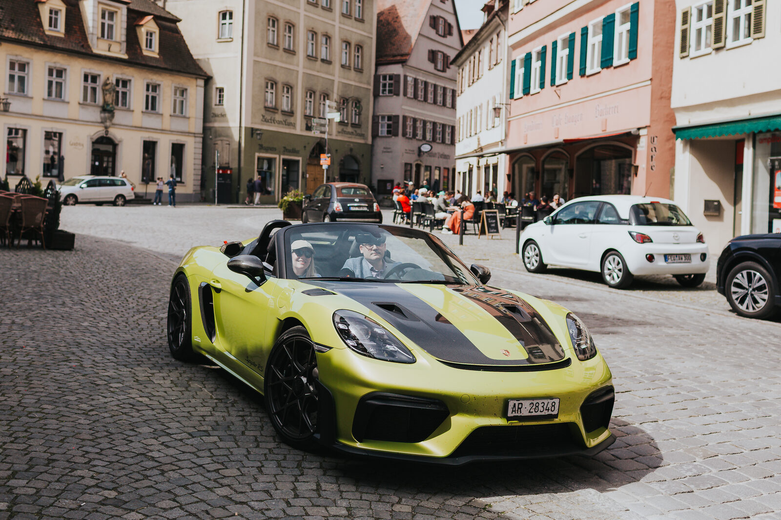 Viagem de conversível pela Alemanha — Porsche dirigindo de capota aberta por uma cidade histórica