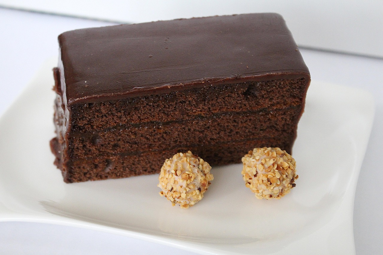 Fatia de Sachertorte, o bolo de chocolate clássico de Viena