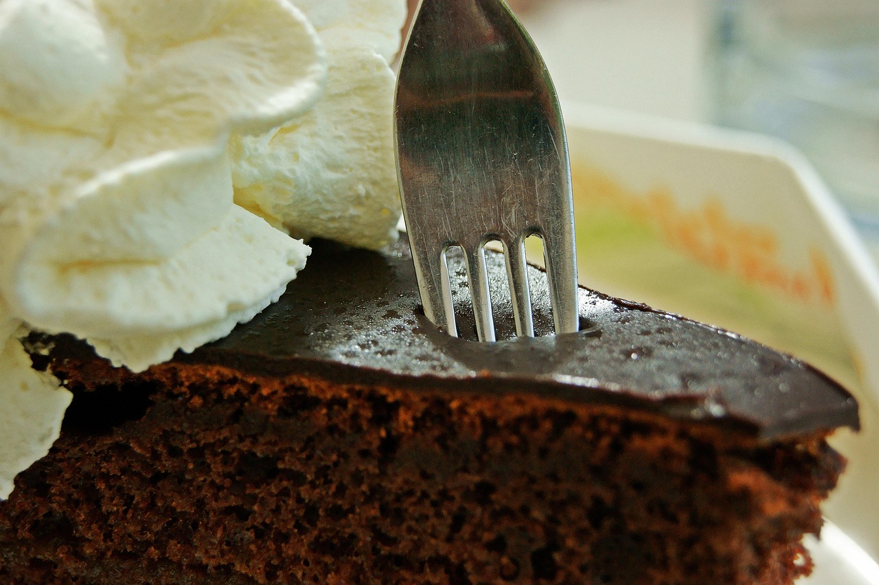 Fatia de Sachertorte com chantilly, a sobremesa clássica de Viena