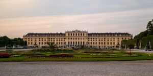 Palácio de Schönbrunn visto dos jardins, em Viena