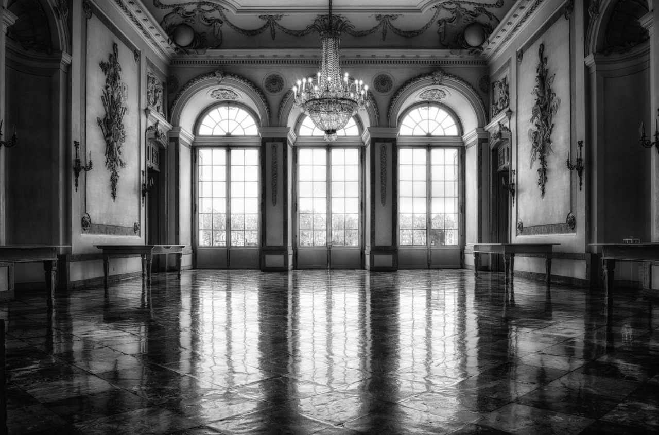 Salão barroco com lustre de cristal em um palácio imperial de Viena