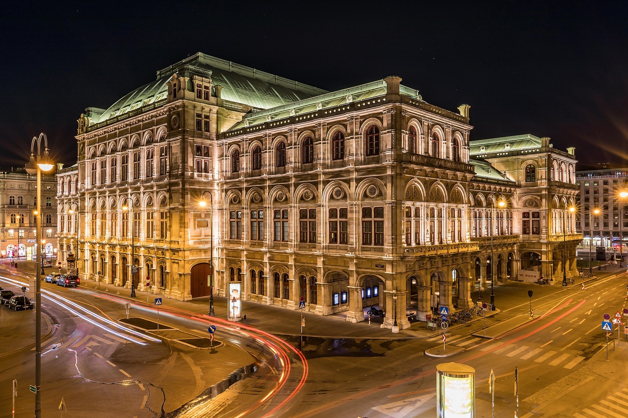 Fachada da Ópera Estatal de Viena (Staatsoper) na Ringstrasse