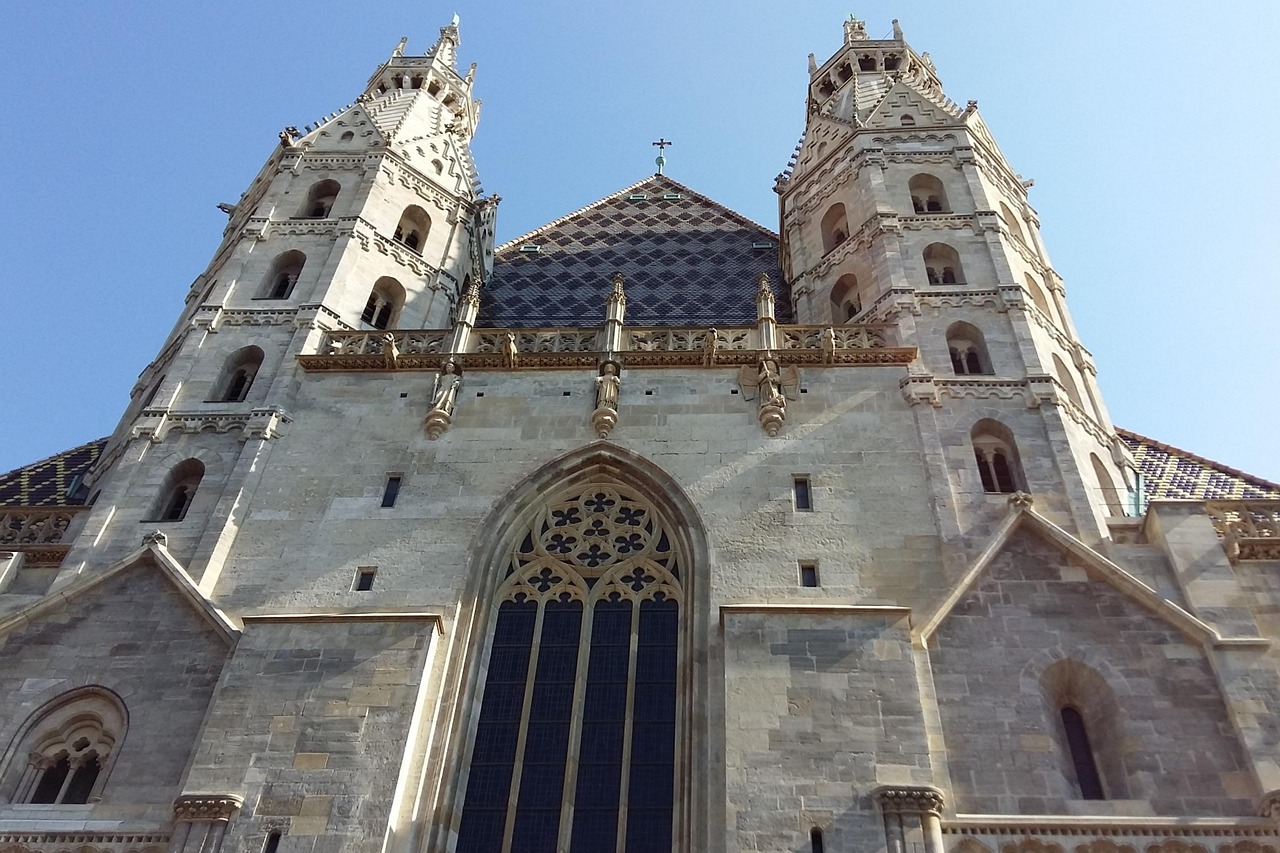 A Catedral de Santo Estêvão (Stephansdom) no centro histórico de Viena