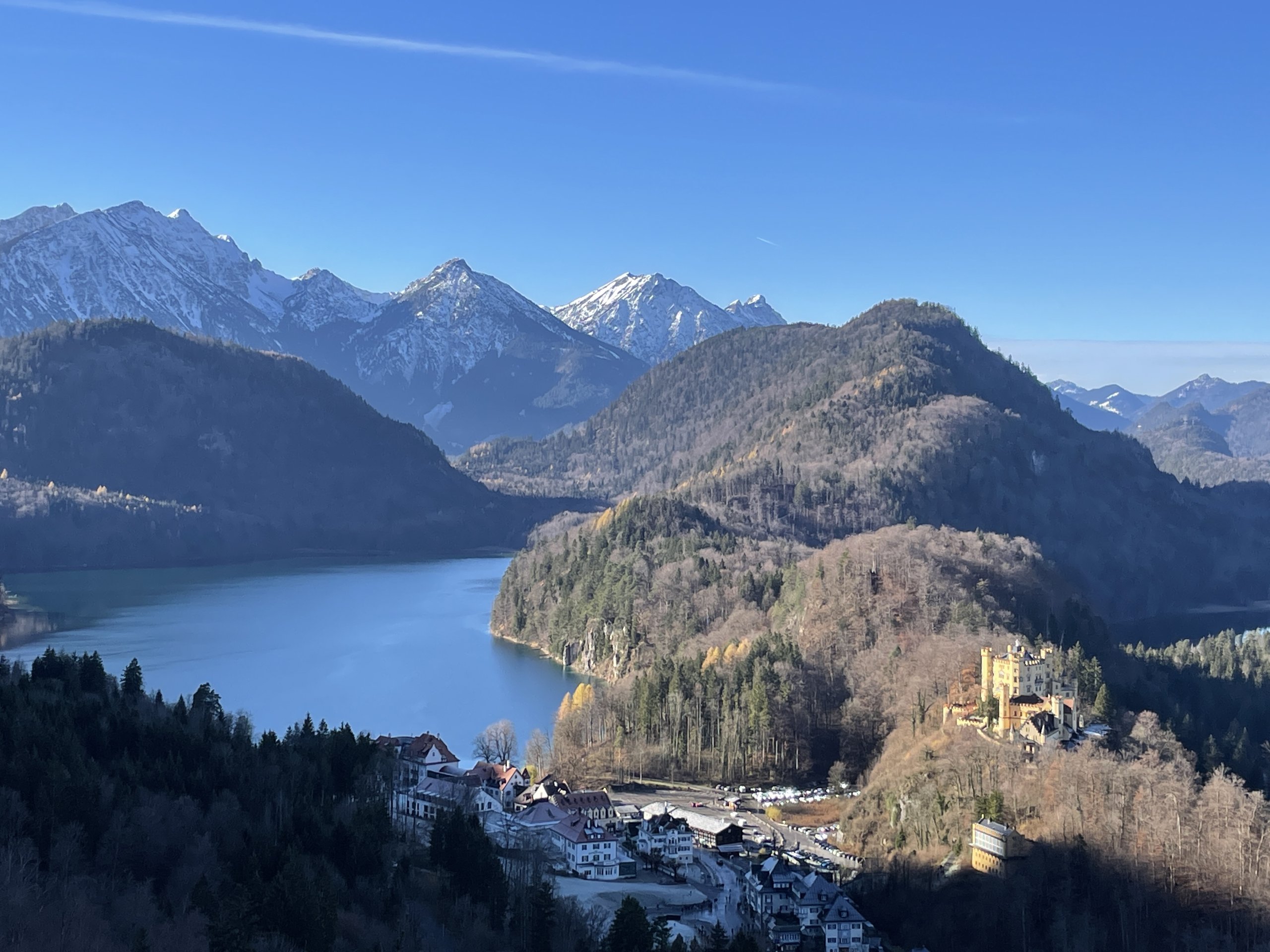 Vilarejo de Hohenschwangau aos pés do Castelo de Neuschwanstein, com o Castelo de Hohenschwangau ao lado.
