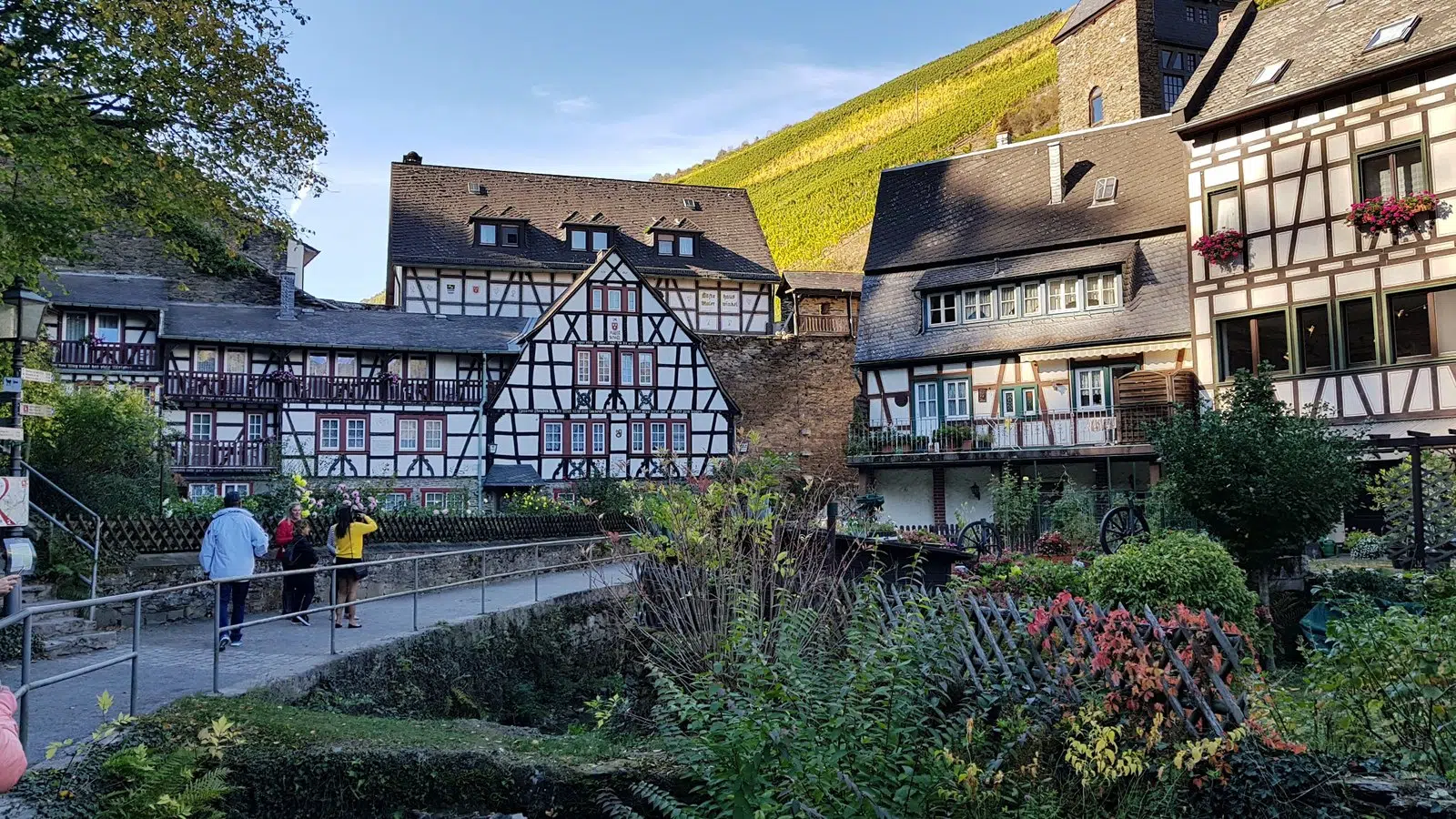 Casas de entramado de madera del Malerwinkel de Bacharach junto a la muralla, con viñedos en la ladera