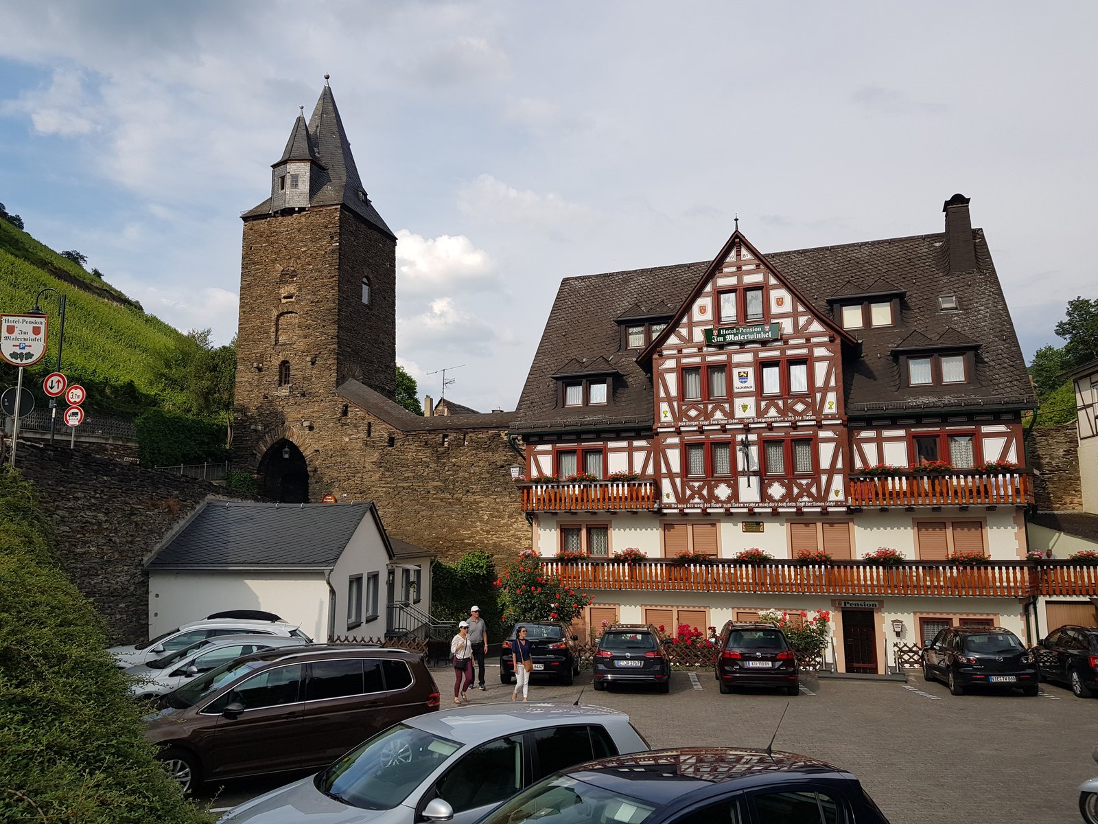 Praça de Bacharach com torre e enxaimel