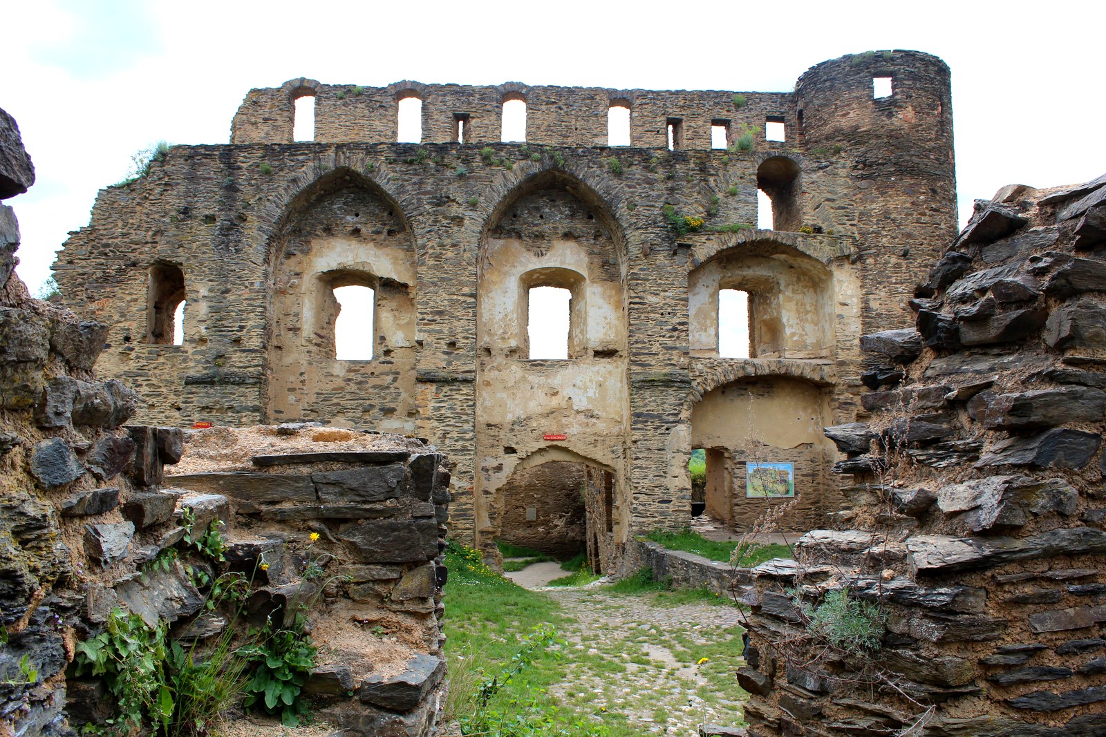 Fachada em ruínas de Burg Rheinfels com nichos em arco ogival e janelas vazias