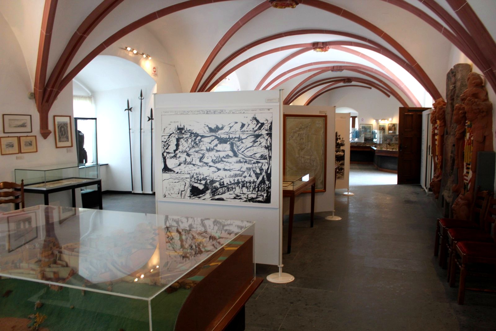 Salão abobadado do museu de Burg Rheinfels com gravuras do cerco
