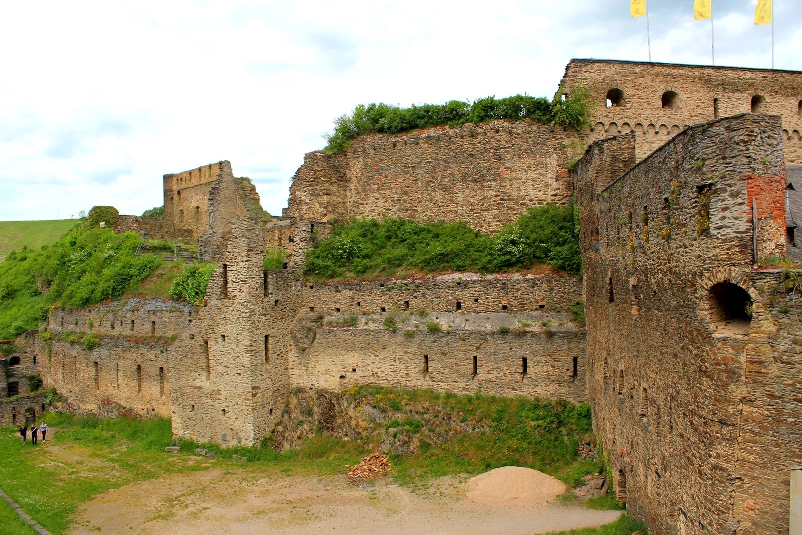 Panorama das muralhas em ruínas de Burg Rheinfels sobre a colina em Sankt Goar