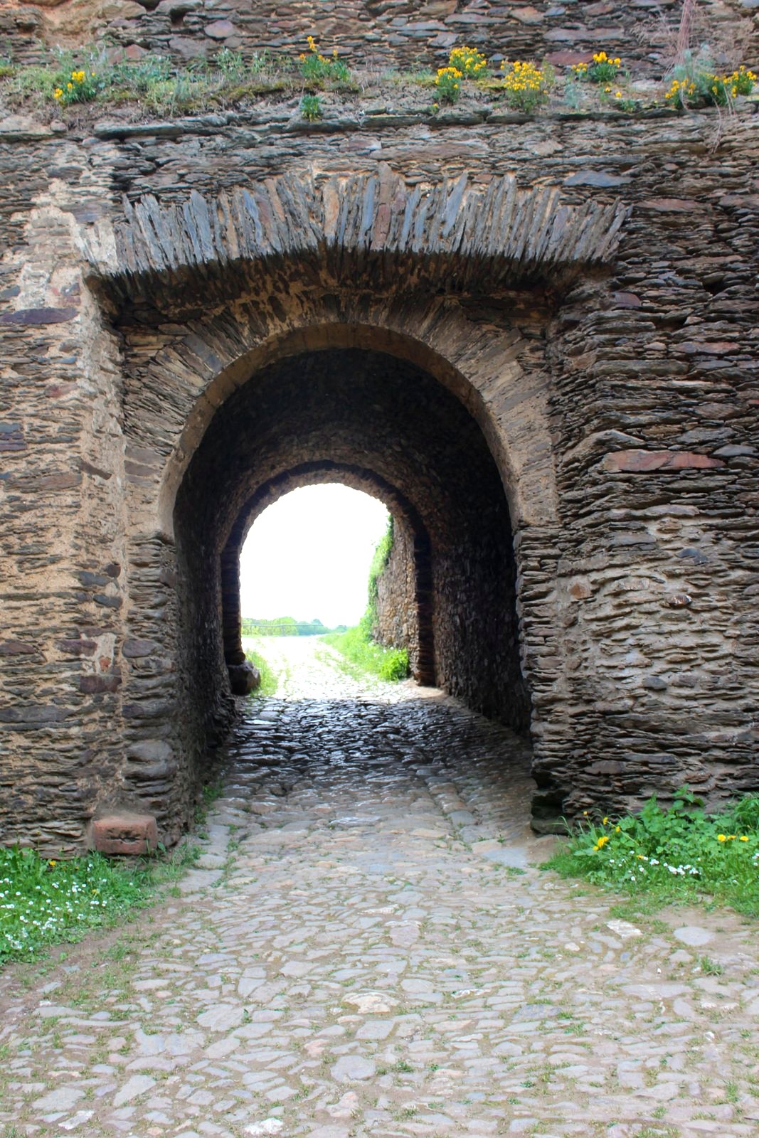 Passagem em arco de pedra sob a muralha de Burg Rheinfels