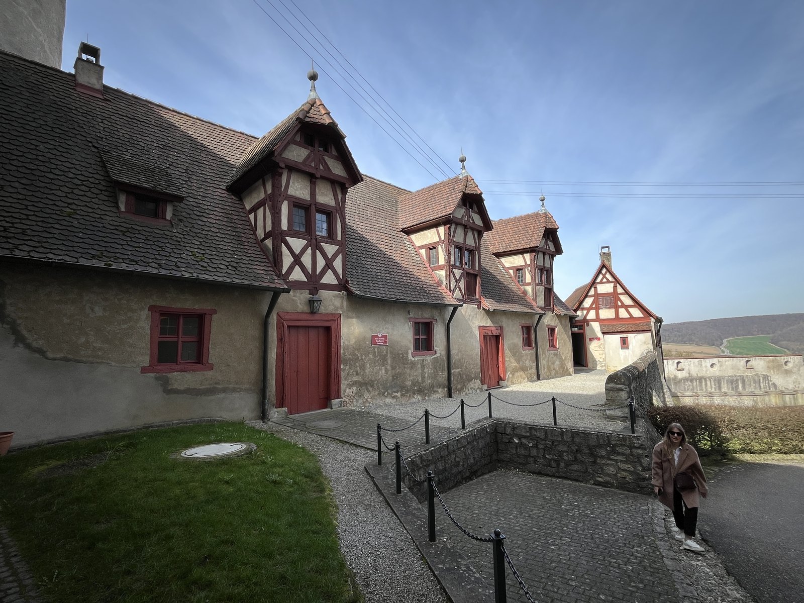 Casas de enxaimel com portas vermelhas no pátio do Castelo de Harburg
