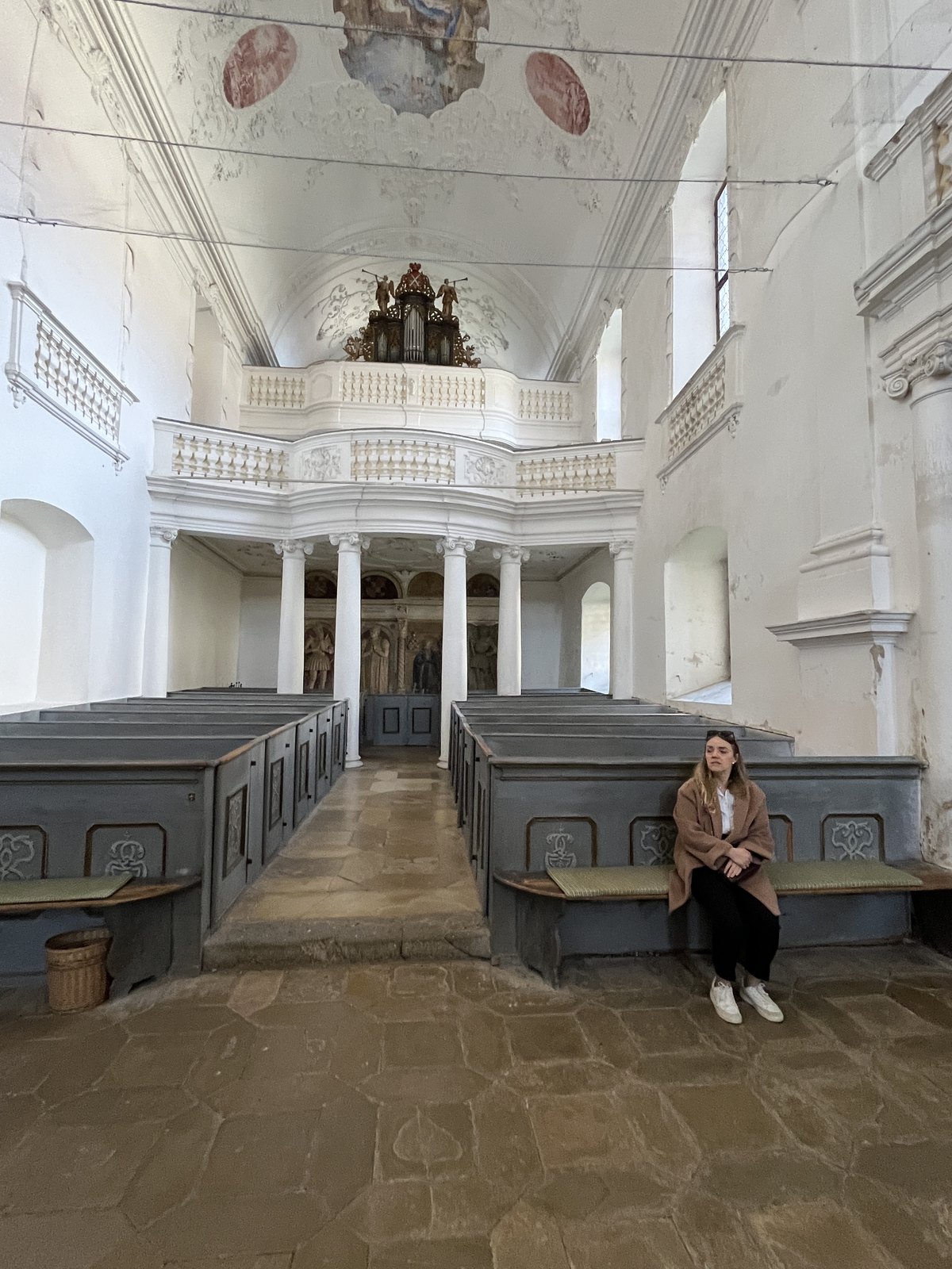 Interior barroco branco da igreja de São Miguel no Castelo de Harburg