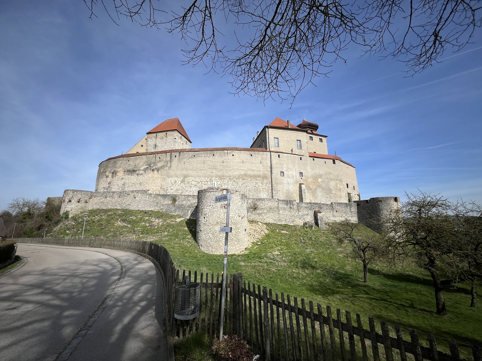 Caminho de acesso ao Castelo de Harburg junto à muralha externa