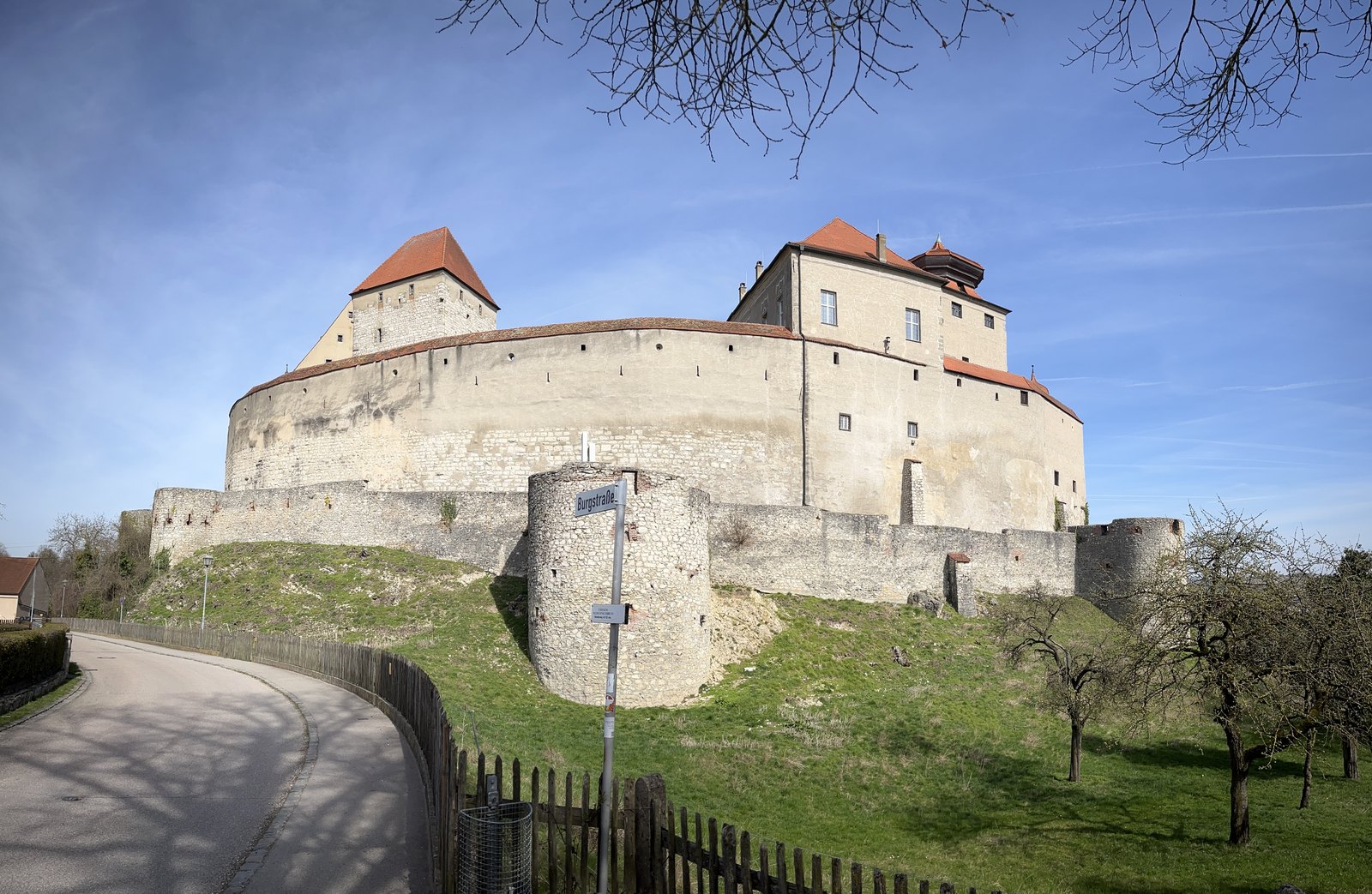 Muralha externa e bastião circular do Castelo de Harburg