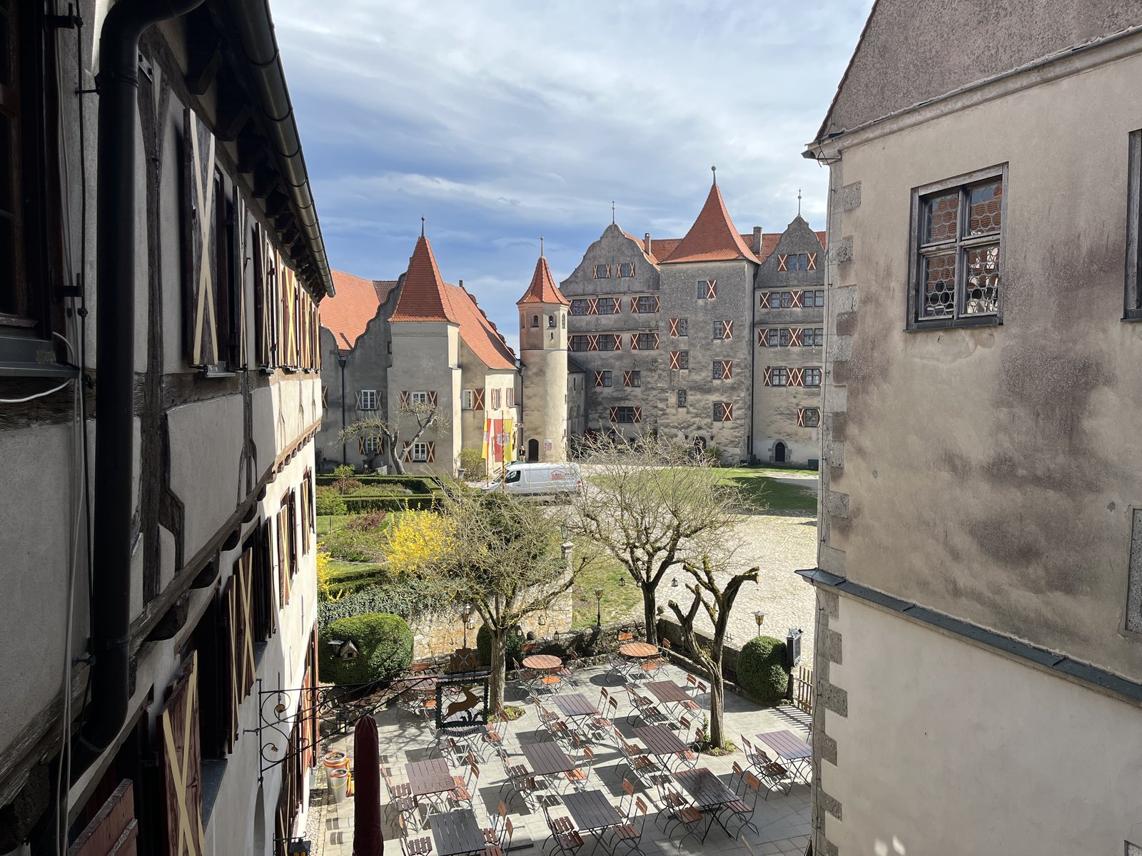 Pátio interno do Castelo de Harburg visto do alto, com torres e casario histórico