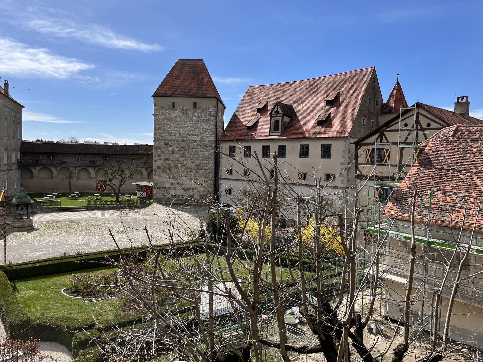 Jardim do pátio do Castelo de Harburg com torre medieval ao fundo