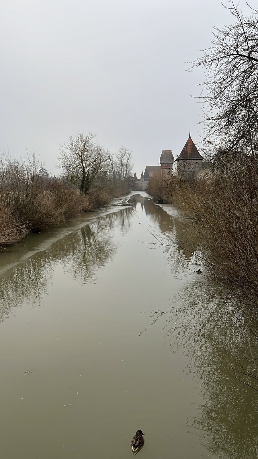 Fosso de Dinkelsbühl no inverno com torres da muralha ao fundo na neblina