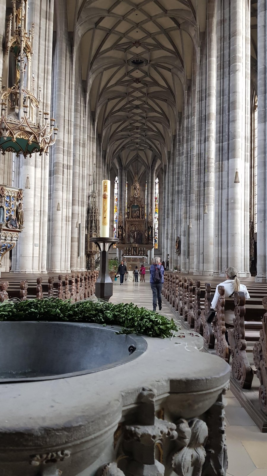 Nave do Münster St. Georg em Dinkelsbühl com abóbada rendada e altar-mor ao fundo