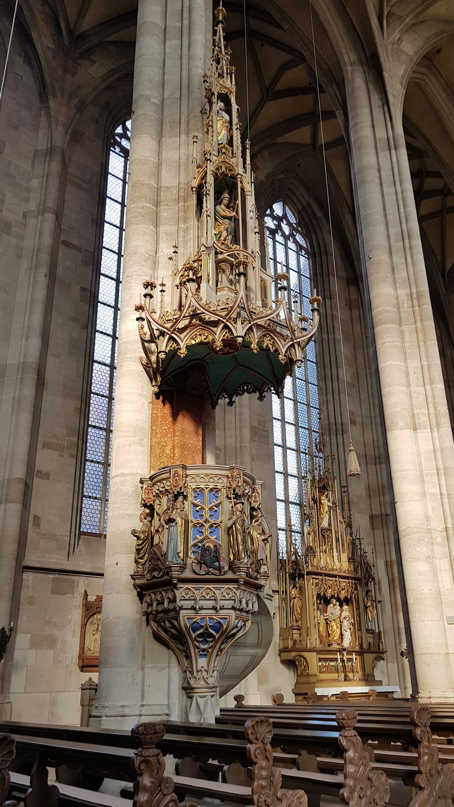 Púlpito gótico do Münster St. Georg com dosel verde e dourado