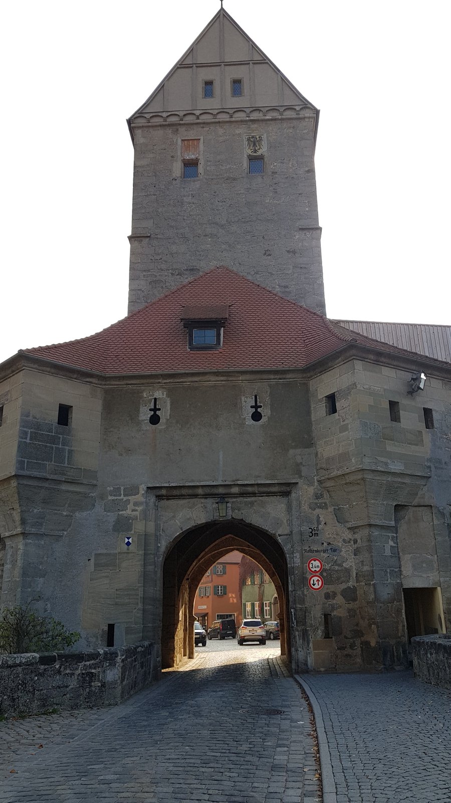 Torre de portão medieval de Dinkelsbühl vista de fora da muralha