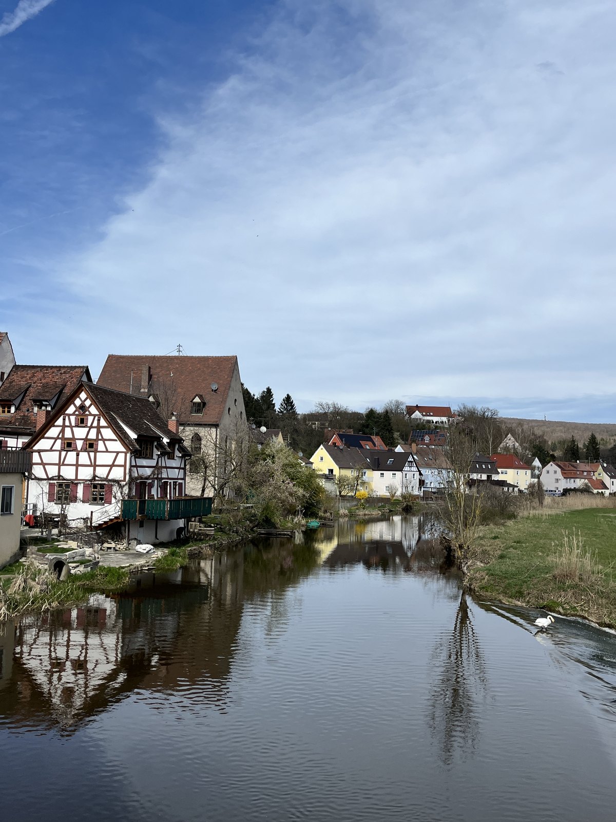 Casas de enxaimel refletidas no rio Wörnitz no vilarejo de Harburg