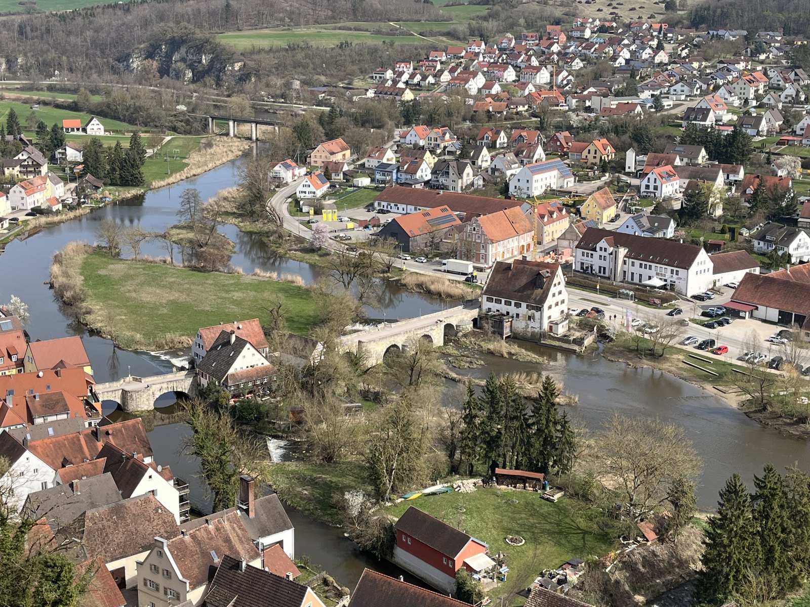 Vista aérea de Harburg com o rio Wörnitz, a ponte de pedra e os telhados vermelhos