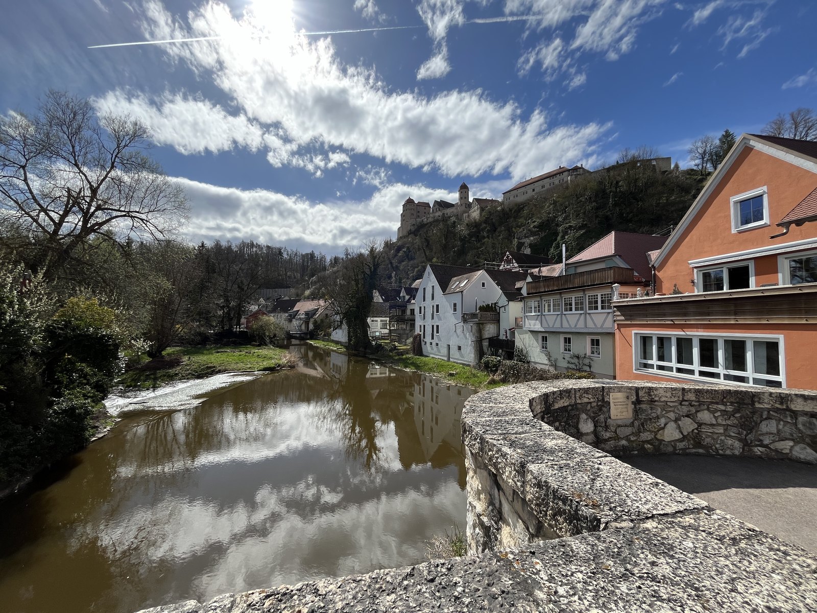 Río Wörnitz y el Castillo de Harburg vistos desde el parapeto del puente de piedra