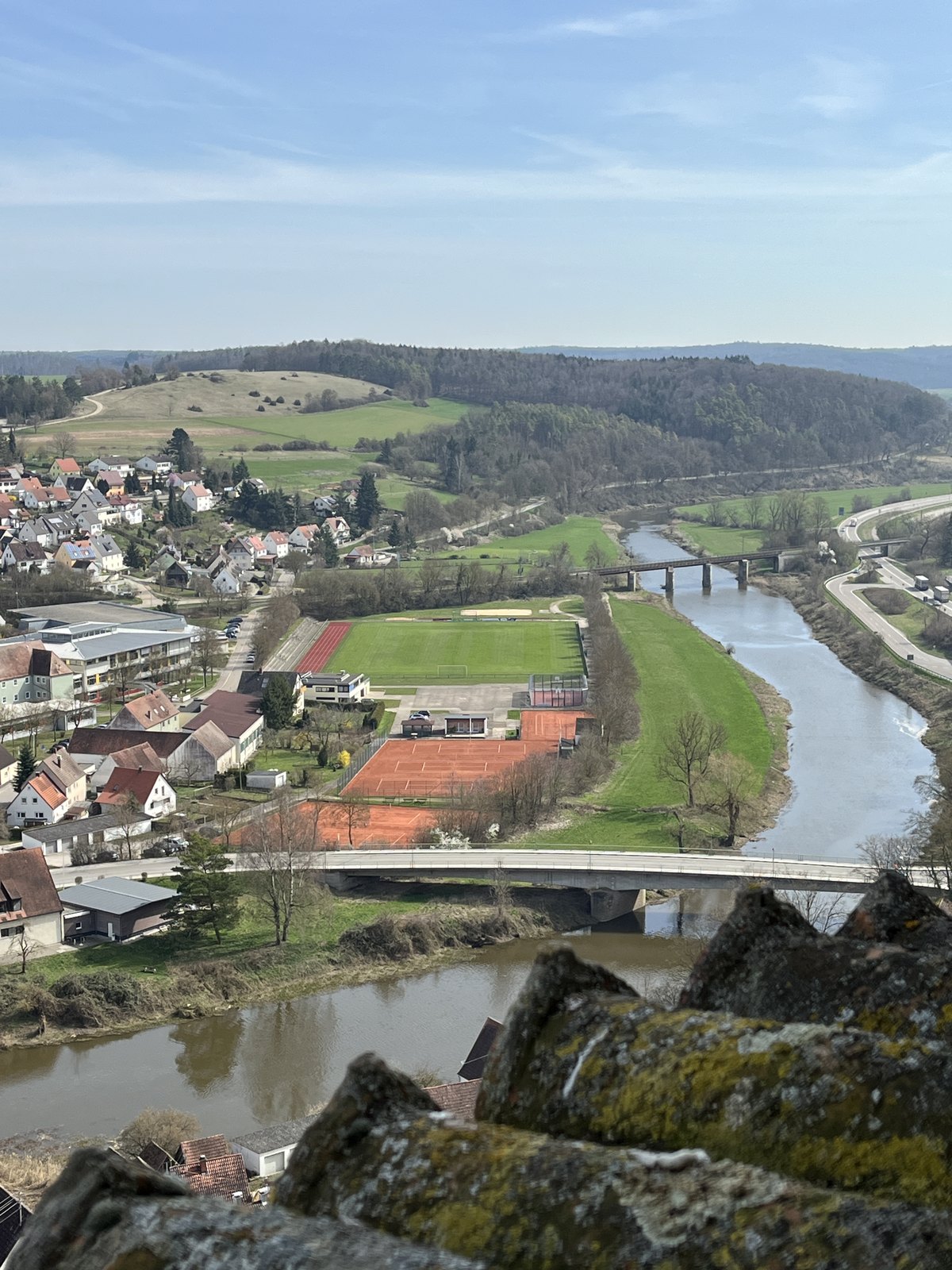 Vale do rio Wörnitz visto da muralha do Castelo de Harburg