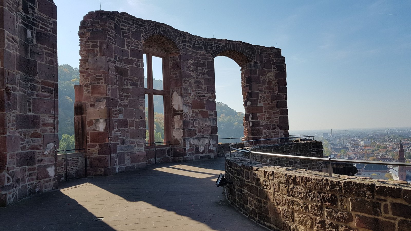 Arcos em ruína de arenito vermelho no Castelo de Heidelberg