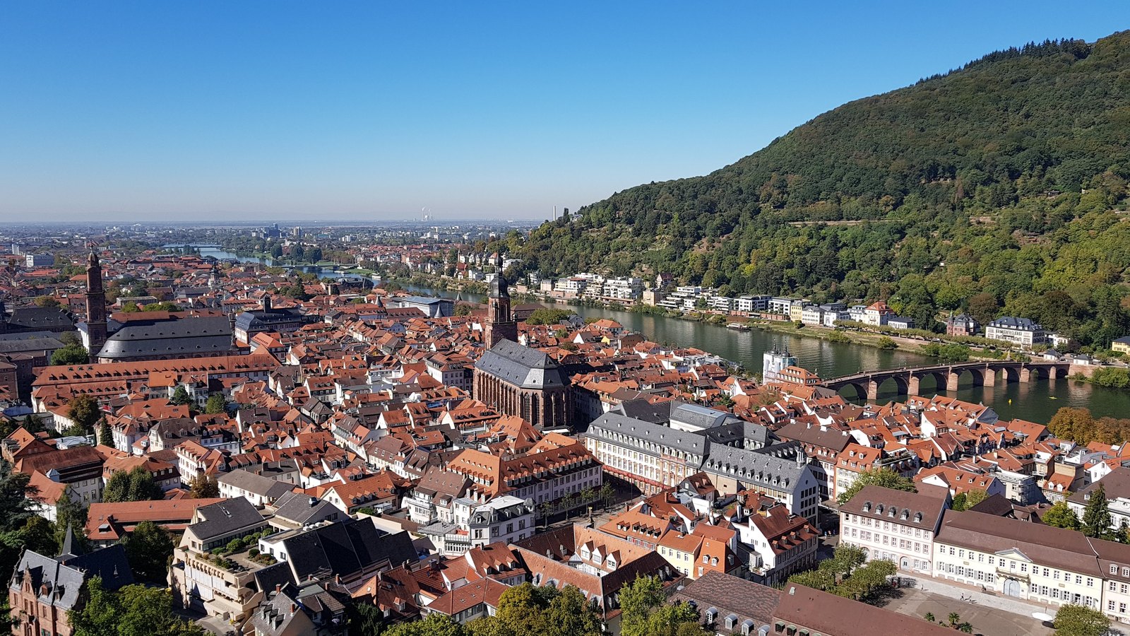 Vista panorâmica de Heidelberg com a cidade velha, o rio Neckar e a Ponte Velha