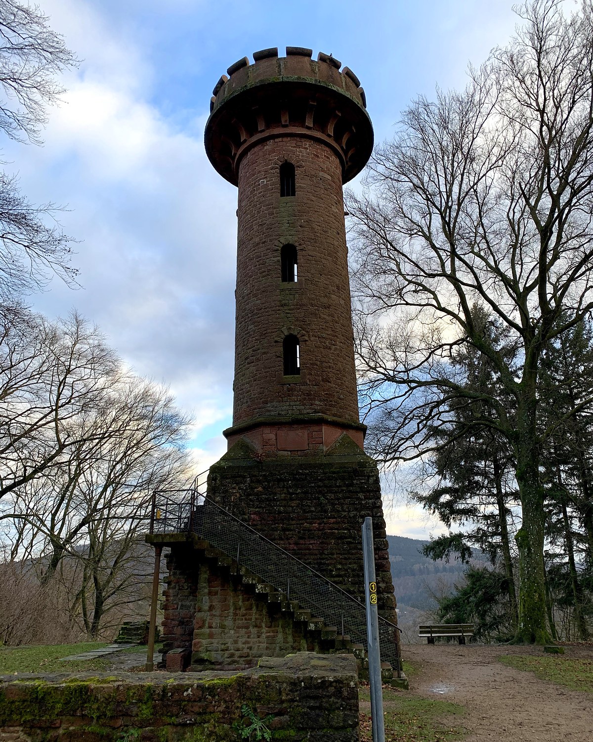 Torre de observação Heiligenbergturm em arenito, com escada externa e árvores sem folhas