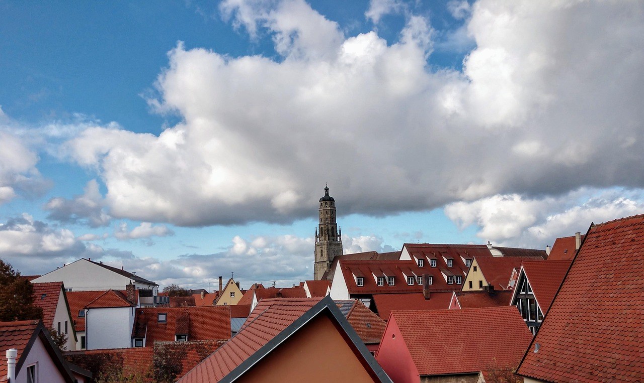 Torre Daniel de Nördlingen erguendo-se sobre os telhados vermelhos da cidade