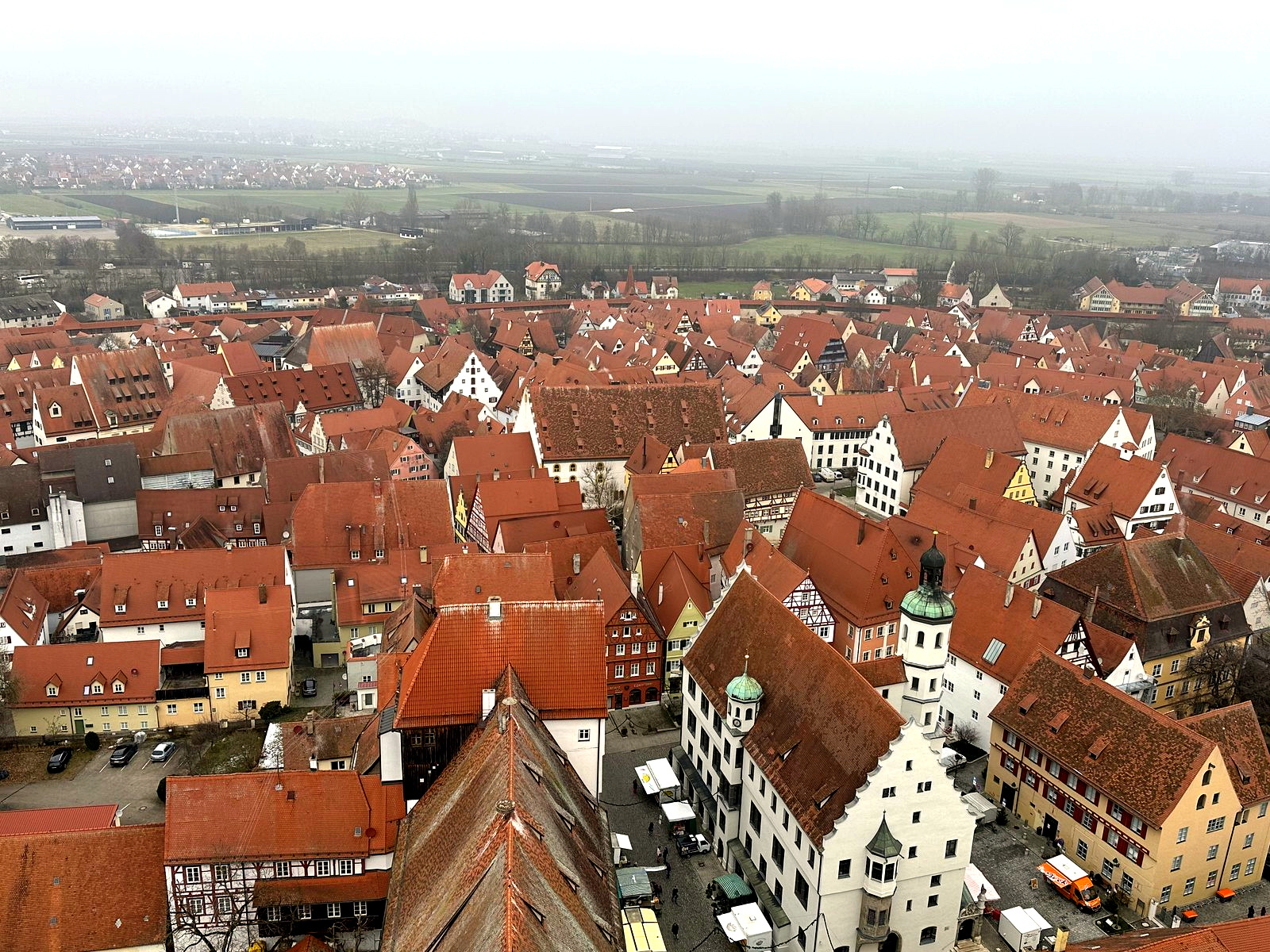 Centro de Nördlingen visto do alto, com o mercado e as ruas circulares